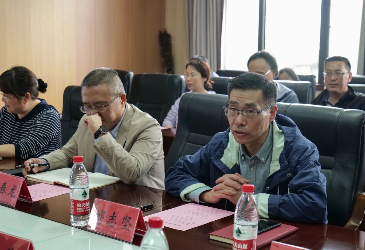 郑志坚书记主持会议 郑志坚书记主持会议