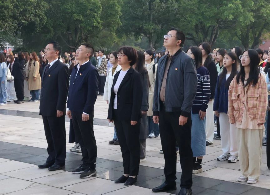 师生对国旗行注目礼&nbsp;